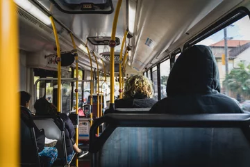 Poster Sydney, New South Wales, Australië - 23 juni 2018: Passagiers die met een bus van Coogee naar de stad reizen. © Nick