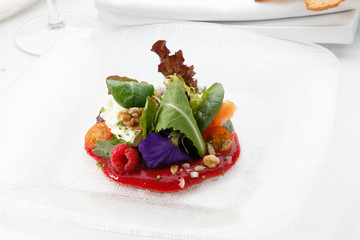 Ensalada de frutas y verduras con crema de fresas. Fruit and vegetable salad with strawberry cream.