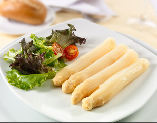 espárragos blancos con ensalada. white asparagus with salad