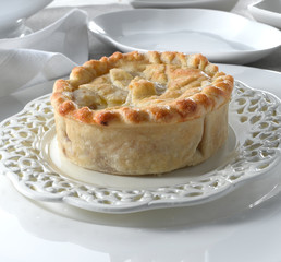 tarta de manzana sobre plato de diseño de porcelana. apple pie on porcelain design plate.
