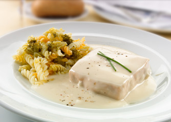 Pastel de verdura con salsa de champiñones y pasta. Vegetable pie with mushroom sauce and pasta. 