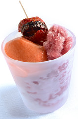 Granizado de frambuesas  y helado de naranja. Raspberry granita and orange ice cream.