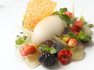 Frutas  del bosque con helado. Forest fruits with ice cream.