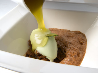 Mousse de chocolate y helado de pistacho con salsa de miel. Chocolate mousse and pistachio ice cream with honey sauce.