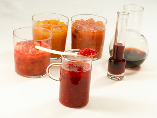 Refrescos de frutas con hielo. Fruit drinks with ice.