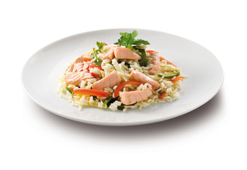 Ensalada de col con salmón y pimiento rojo sobre fondo blanco. Coleslaw with salmon and red pepper on white background.