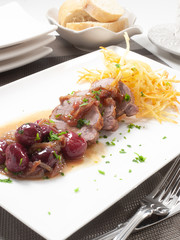 Redondo con uvas y patatas . Round with grapes and potatoes.