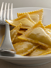Pasta, raviolis con tenedor, vista de cerca. Pasta, ravioli with a fork, close up view.