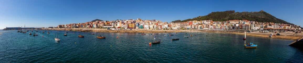 Fototapeta na wymiar Panorama vie of coastal city