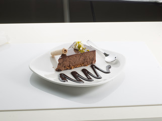 Pastelería, tarta de chocolate con barquillo.  Pastry, chocolate cake with waffle.