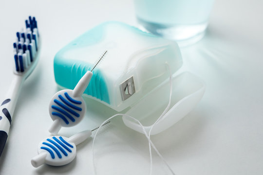 Zahnb&uuml;rste, Mundwasser, Zahnseide und Blau Interdental B&uuml;rsten als Zubeh&ouml;r f&uuml;r t&auml;gliche Zahnpflege und Mundhygiene