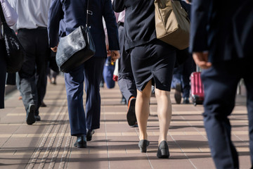 Fototapeta premium ビジネスマンの通勤風景 後ろ姿