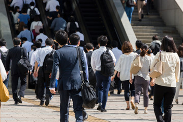 ビジネスマンの通勤風景　後ろ姿
