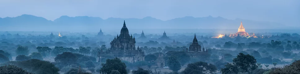 Foto auf Leinwand Bagan-Panorama nachts mit goldener Shwezigon-Pagode, Myanmar © eyetronic