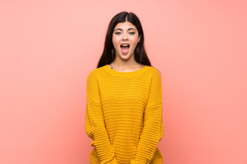 Obraz premium Teenager girl over isolated pink wall with surprise facial expression