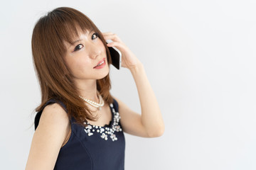 Fototapeta premium スマートフォンを使う女性