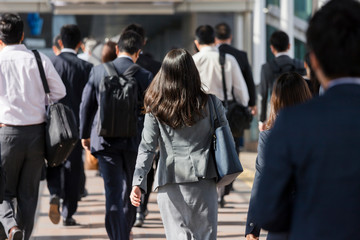 女性メインの通勤風景