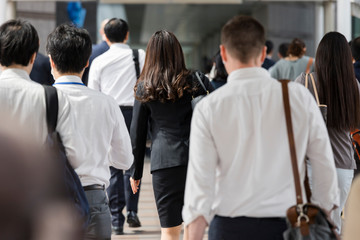 女性メインの通勤風景