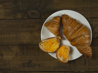 Croissant z dżemem z góry