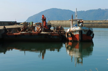 Fototapeta na wymiar 滋賀県長浜市の尾上漁港に停泊中の漁船と琵琶湖の風景