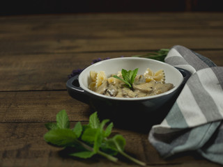 Makaron z sosem grzybowym © PhotoHunter