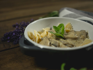 Makaron z sosem grzybowym © PhotoHunter