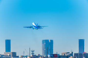 Fototapeta na wymiar 福岡空港を飛び立つジェット機