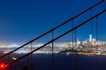 Obraz premium San Francisco Golden Gate Bridge and City Skyline Over the Bay at Blue Hour