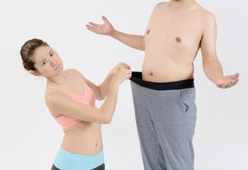中年太りの男性とスタイルの良い女性