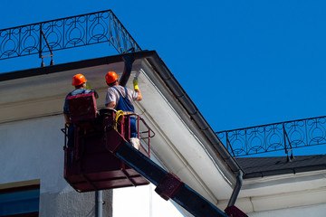 repair of the facade of the house, car lift telescopicfor lifting workers, increased security requirements