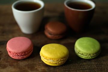 Multi-colored macaroons on a wooden tray. Pink, yellow and green macaroon. - 278224746