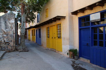 Fototapeta premium Kolorowe drzwi do domu na Spinalonga