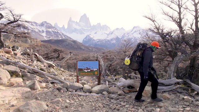 two hikers in El Chalten Fitz roy behind