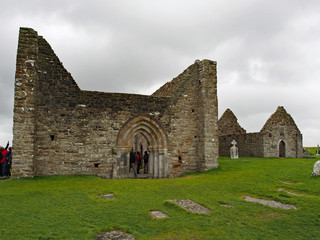 Fototapeta na wymiar Clonmacnoise - eine einzigartige Klosterruine im County Offaly 