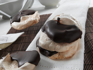 Merengue de chocolate y nata , Dulce, pastelería. Chocolate and cream meringue, Sweet, pastry.
