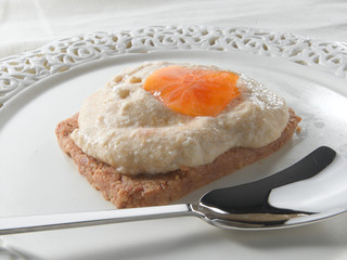 Mousse de melocotón con cubiertos. Peach mousse with cutlery.