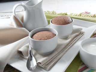 Desayuno con soufflé de chocolate.  Breakfast with chocolate soufflé.