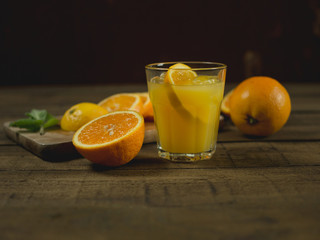 Sok pomarańczowy w otoczeniu pokrojonej pomarańczy © PhotoHunter