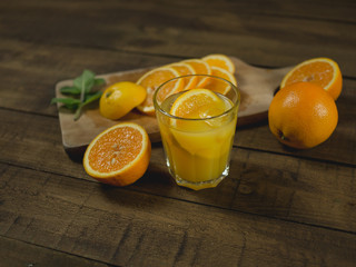 Sok pomarańczowy w otoczeniu pokrojonej pomarańczy © PhotoHunter