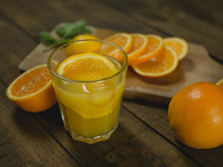 Sok pomarańczowy w otoczeniu pokrojonej pomarańczy © PhotoHunter