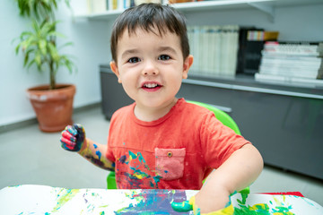 Niño con la cara llena de pintura 31