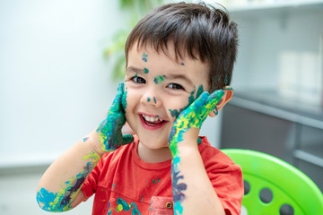 Niño con la  cara llena de pintura 28