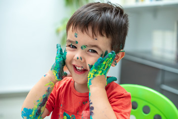 Niño con la  cara llena de pintura 25