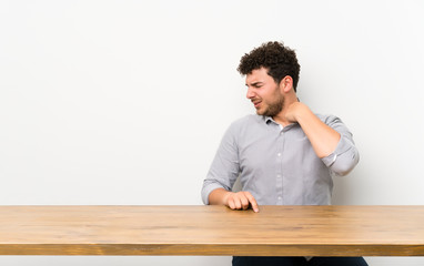 Obraz premium Young man with a table with tired and sick expression