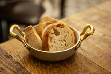 Pizza italiana con tonno