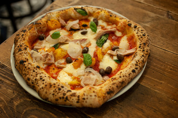 Pizza italiana con tonno