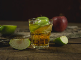 Sok ze świeżych jabłek © PhotoHunter