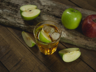 Sok ze świeżych jabłek © PhotoHunter