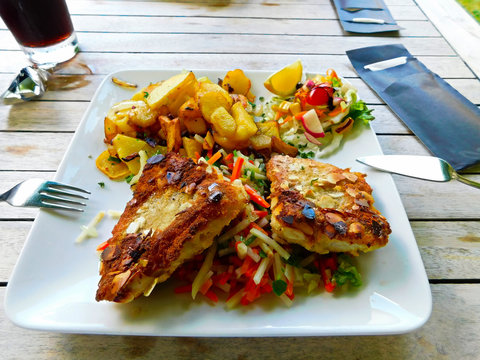 Zanderfilet in Mandelpanade auf Gem&uuml;sebett und Basmatireis