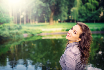 Naklejka premium Portrait of a gorgeous young woman looking into camera